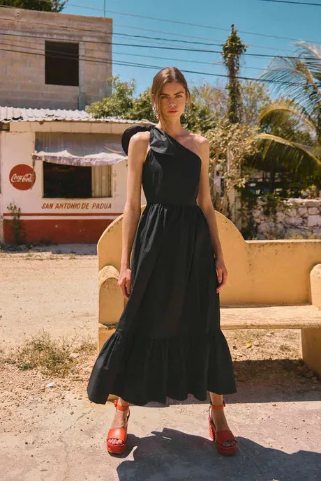 Certainly! Heres an optimized product title: Elegant Alana Onyx Maxi Dress with Sleeveless Design