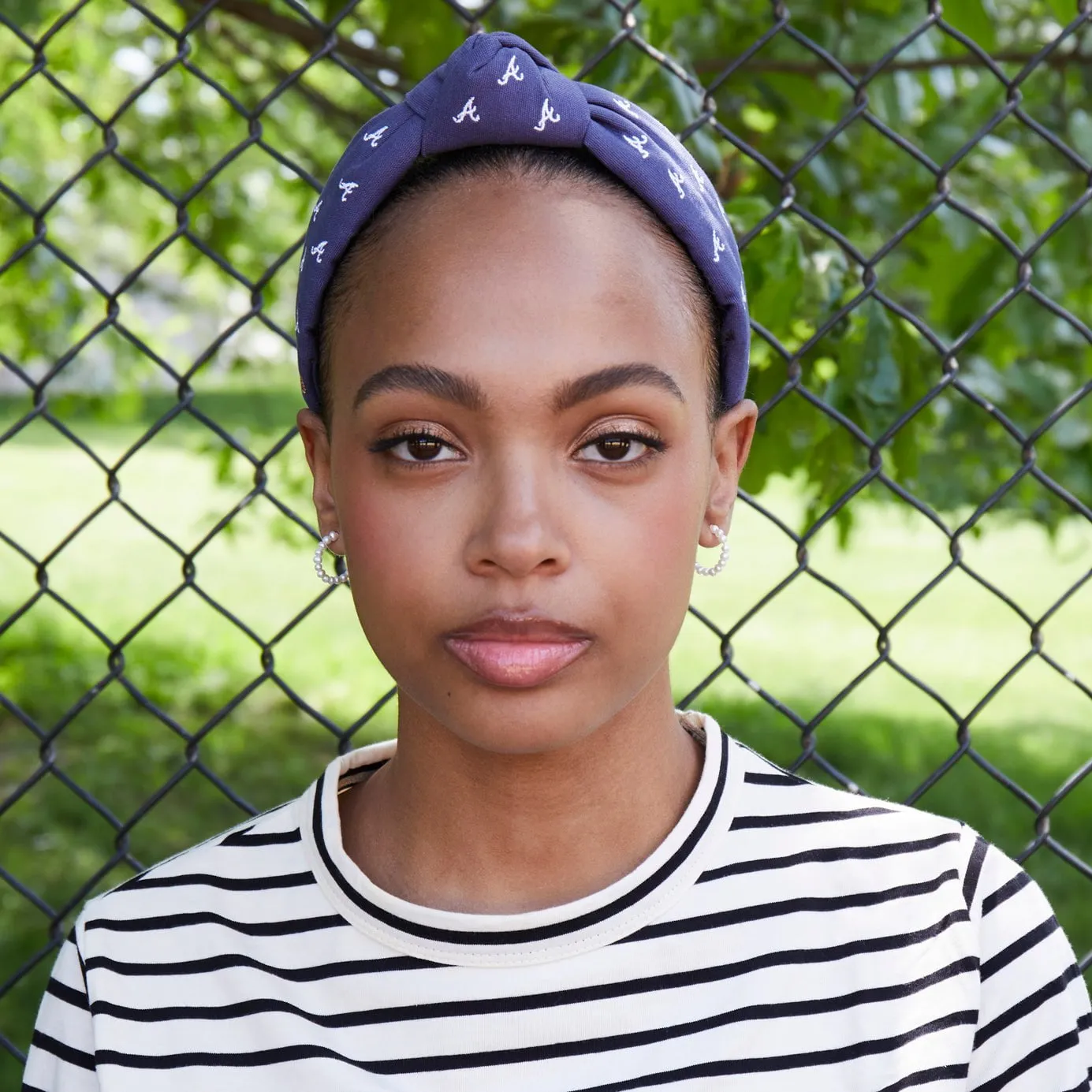 NAVY ATLANTA BRAVES EMBROIDERED KNOTTED HEADBAND