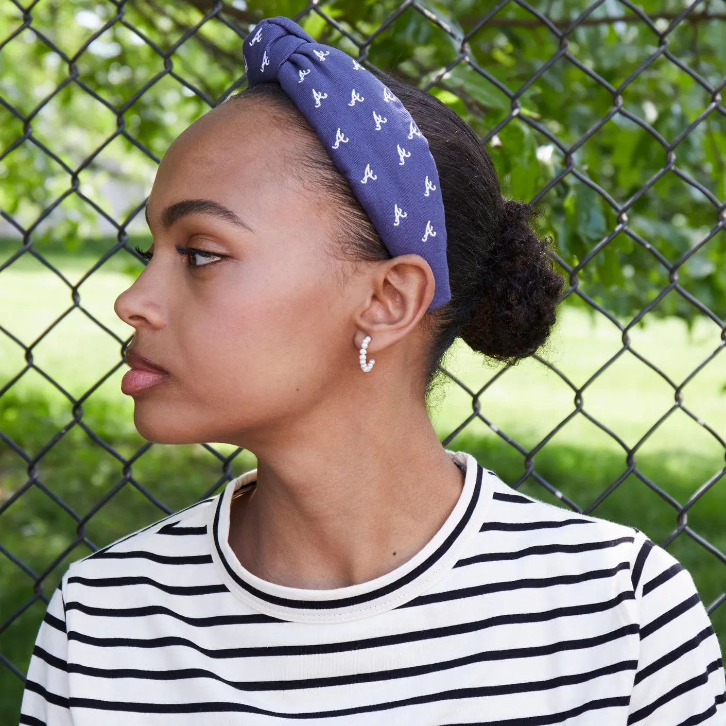 NAVY ATLANTA BRAVES EMBROIDERED KNOTTED HEADBAND